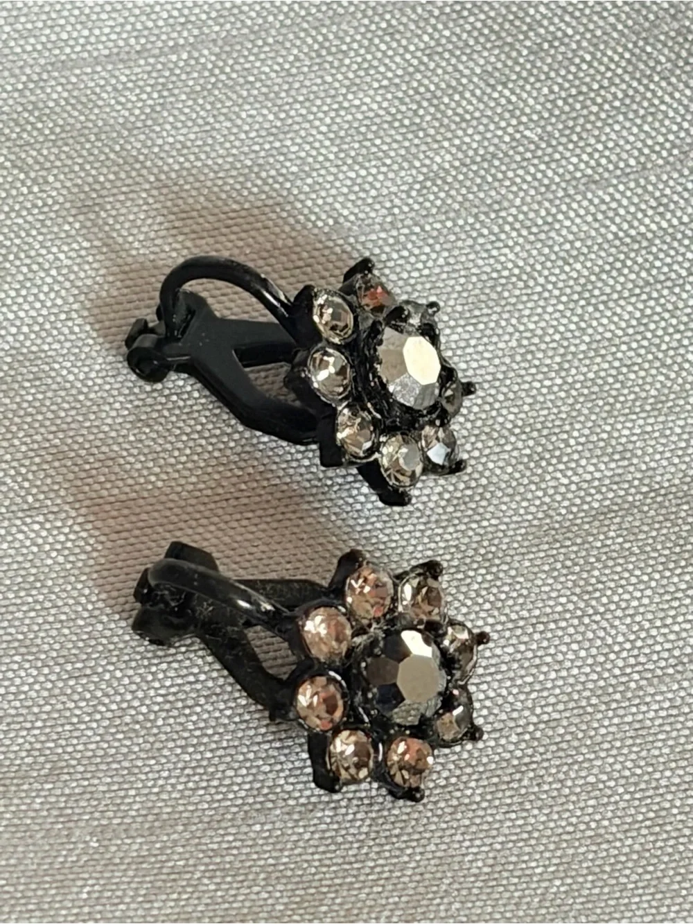 Women's Flower Stud Fashion Earrings Rhinestones Gun Metal Gray Unbranded